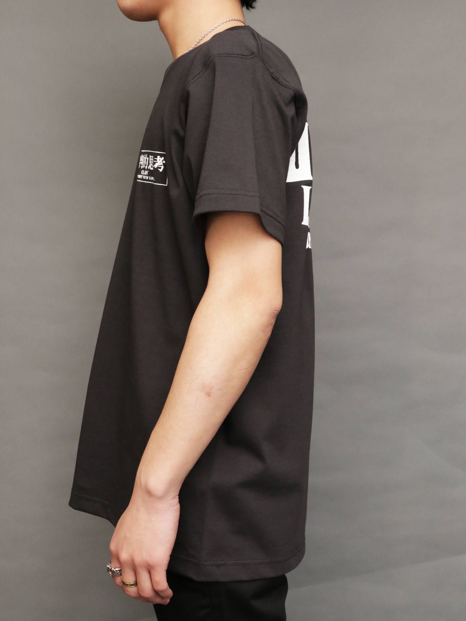 オリジナルTシャツ (批判的思考)(ブラック) / ORIGINAL TEE (BLACK)  モデル 身長170cm、体重56kg 着用 L