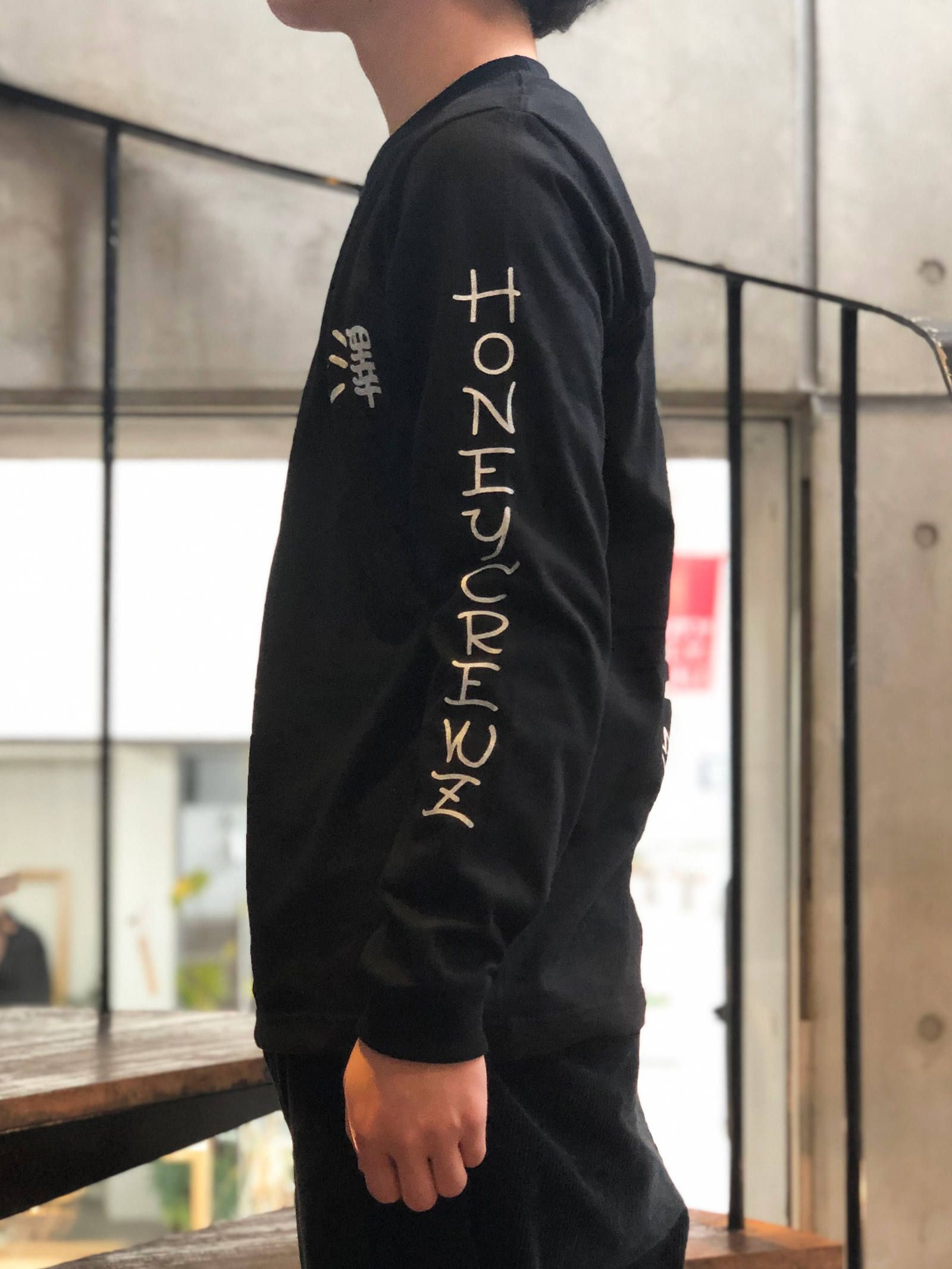 SKANDA ×HONEYCREWZ ロングスリーブTシャツ (ブラック) / SKANDA ×HONEYCREWZ  L/S TEE モデル 身長170cm、体重56kg 着用 M
