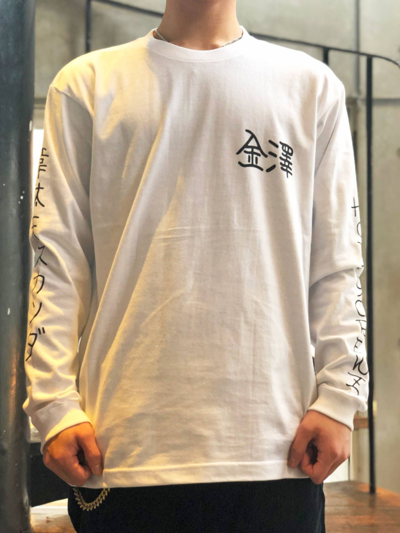 SKANDA ×HONEYCREWZ ロングスリーブTシャツ (ホワイト) / SKANDA ×HONEYCREWZ  L/S TEE (WHITE) モデル 身長170cm、体重56kg 着用 M