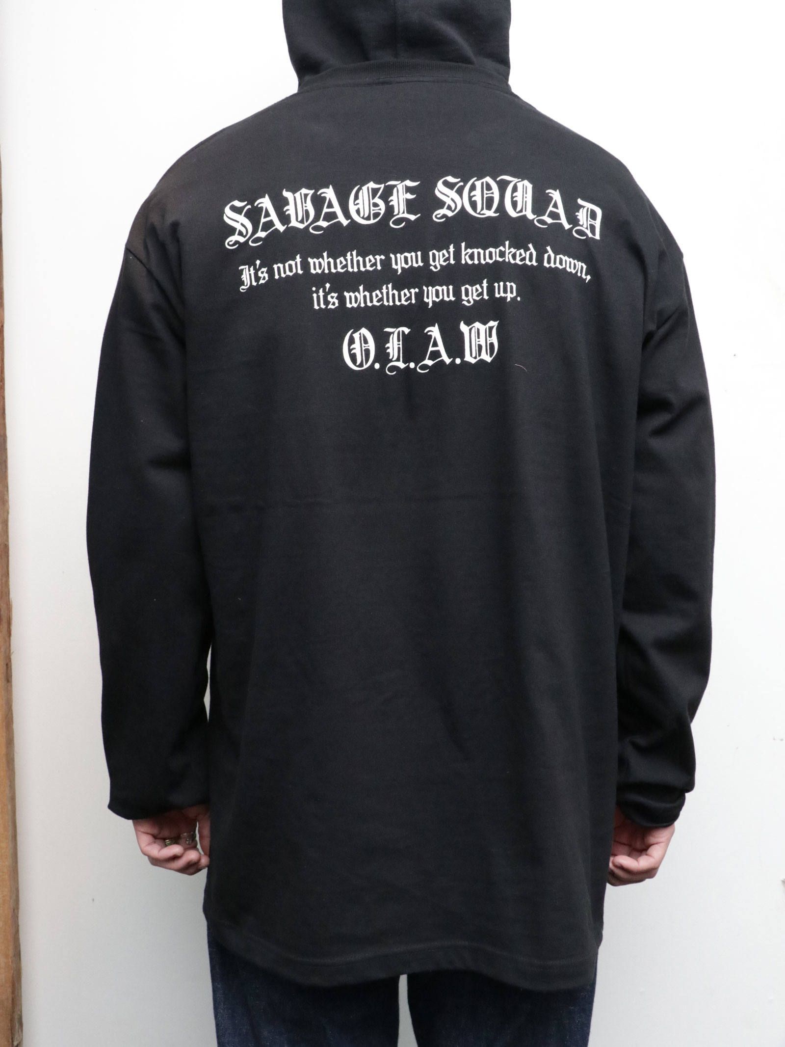 "SAVGE SQUAD"ロングスリーブTEE (ブラック) / モデル 身長170cm、体重56kg 着用 XXL