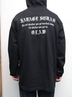 "SAVGE SQUAD"ロングスリーブTEE (ブラック) / モデル 身長170cm、体重56kg 着用 XXL