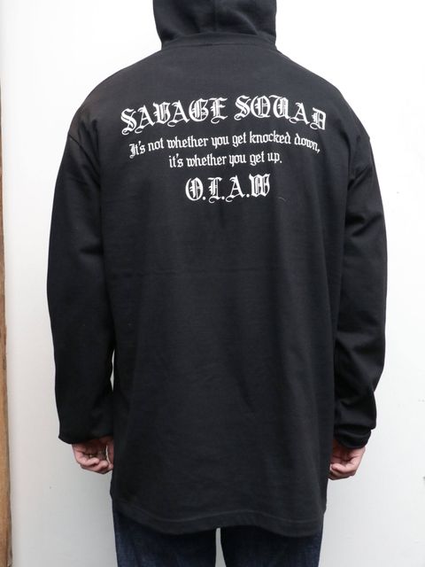 "SAVGE SQUAD"ロングスリーブTEE (ブラック) / モデル 身長170cm、体重56kg 着用 XXL
