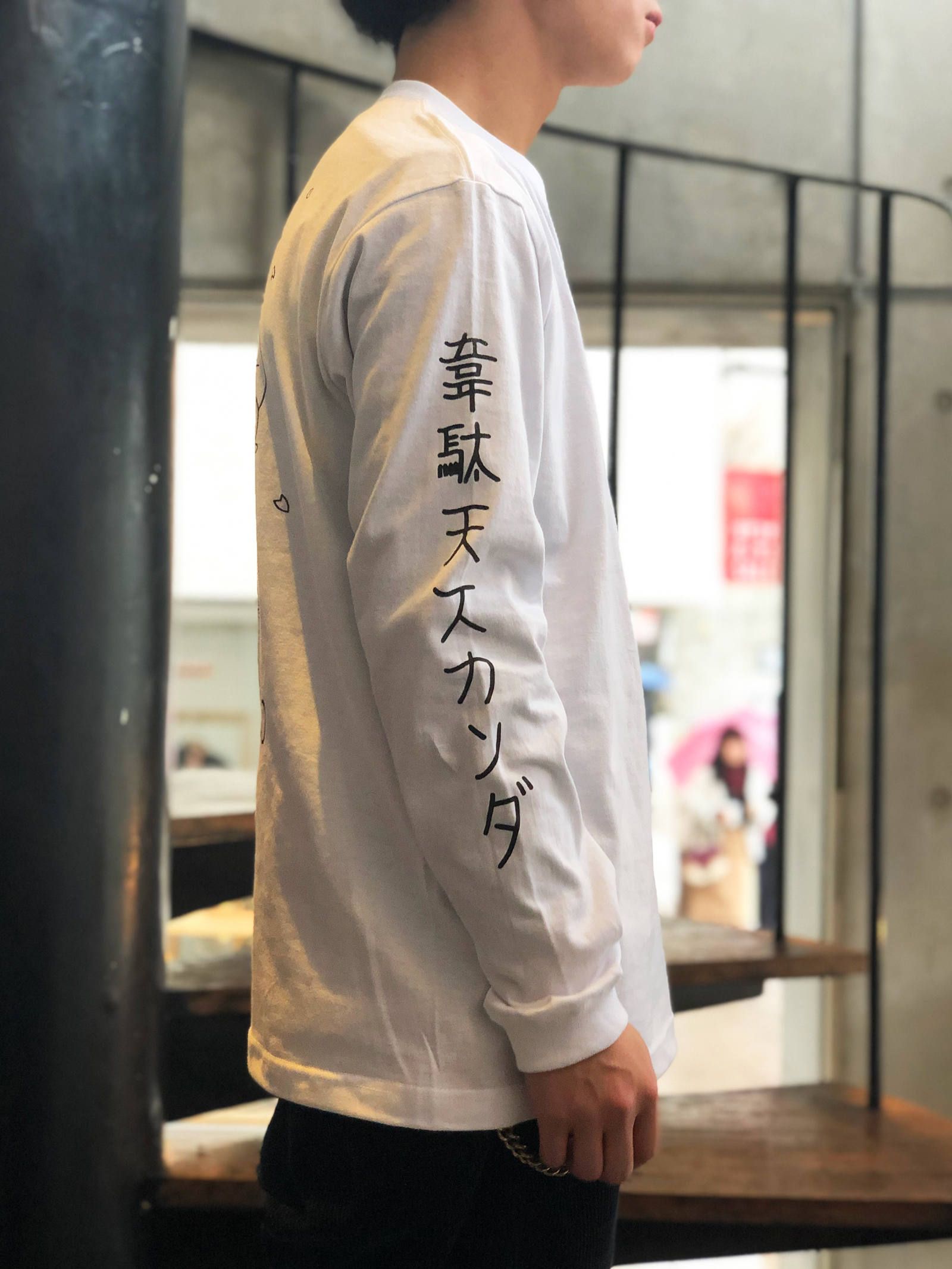 SKANDA ×HONEYCREWZ ロングスリーブTシャツ (ホワイト) / SKANDA ×HONEYCREWZ  L/S TEE (WHITE) モデル 身長170cm、体重56kg 着用 M