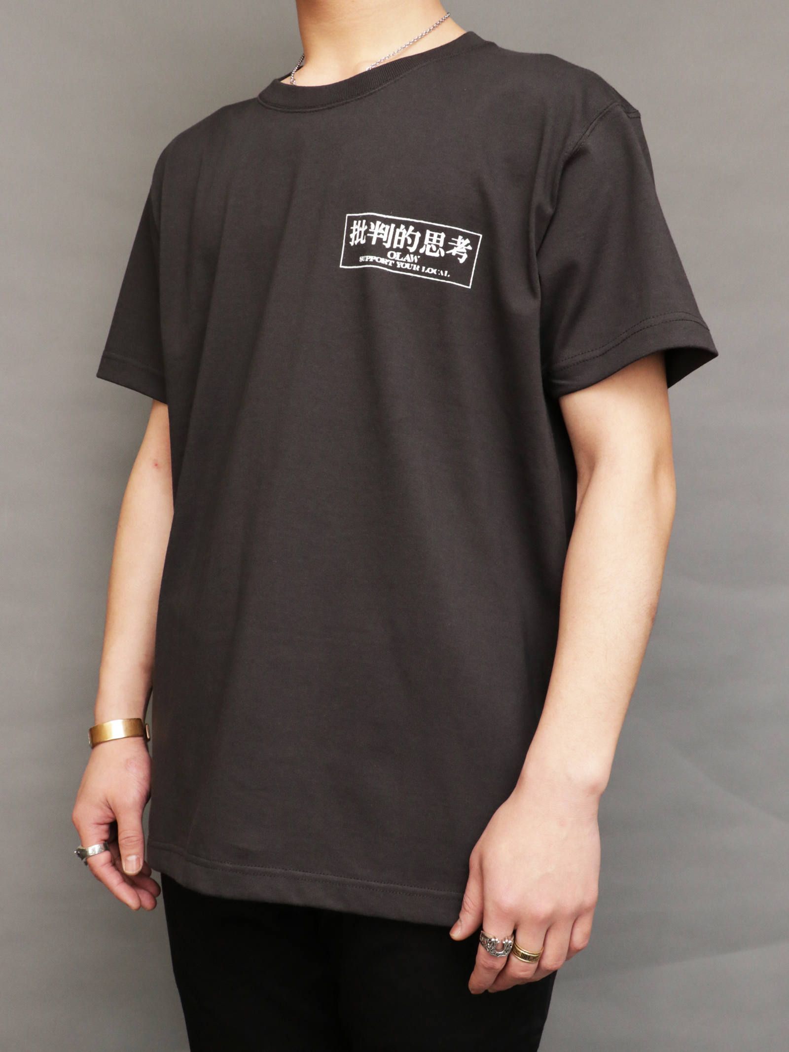 オリジナルTシャツ (批判的思考)(ブラック) / ORIGINAL TEE (BLACK)  モデル 身長170cm、体重56kg 着用 L