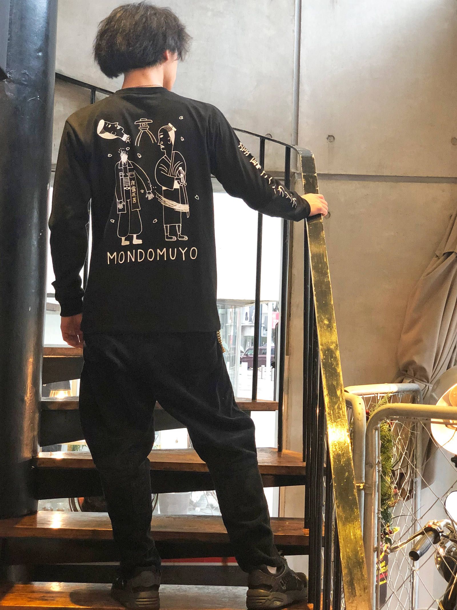 SKANDA ×HONEYCREWZ ロングスリーブTシャツ (ブラック) / SKANDA ×HONEYCREWZ  L/S TEE モデル 身長170cm、体重56kg 着用 M