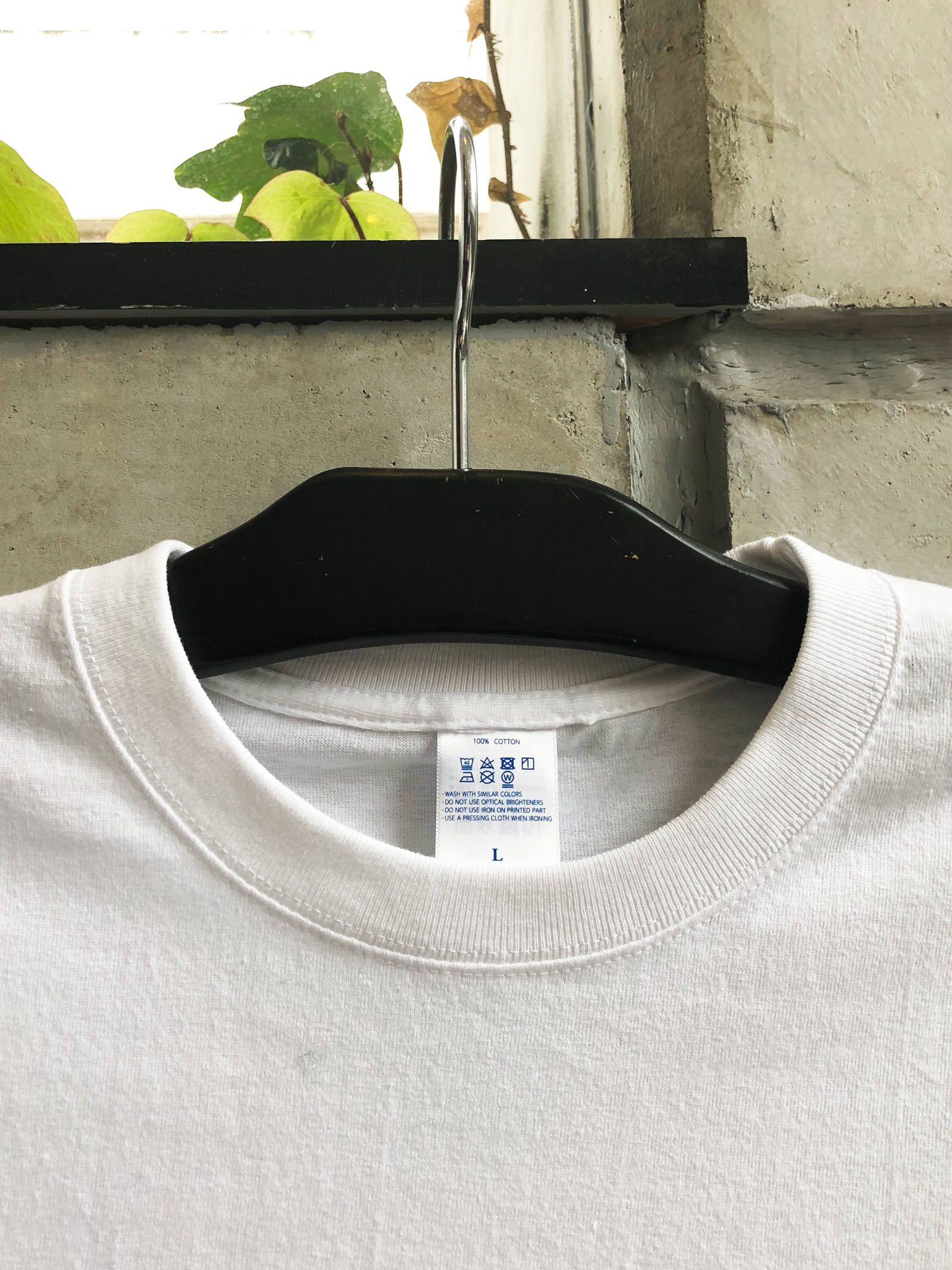 SKANDA ×HONEYCREWZ ロングスリーブTシャツ (ホワイト) / SKANDA ×HONEYCREWZ  L/S TEE (WHITE) モデル 身長170cm、体重56kg 着用 M