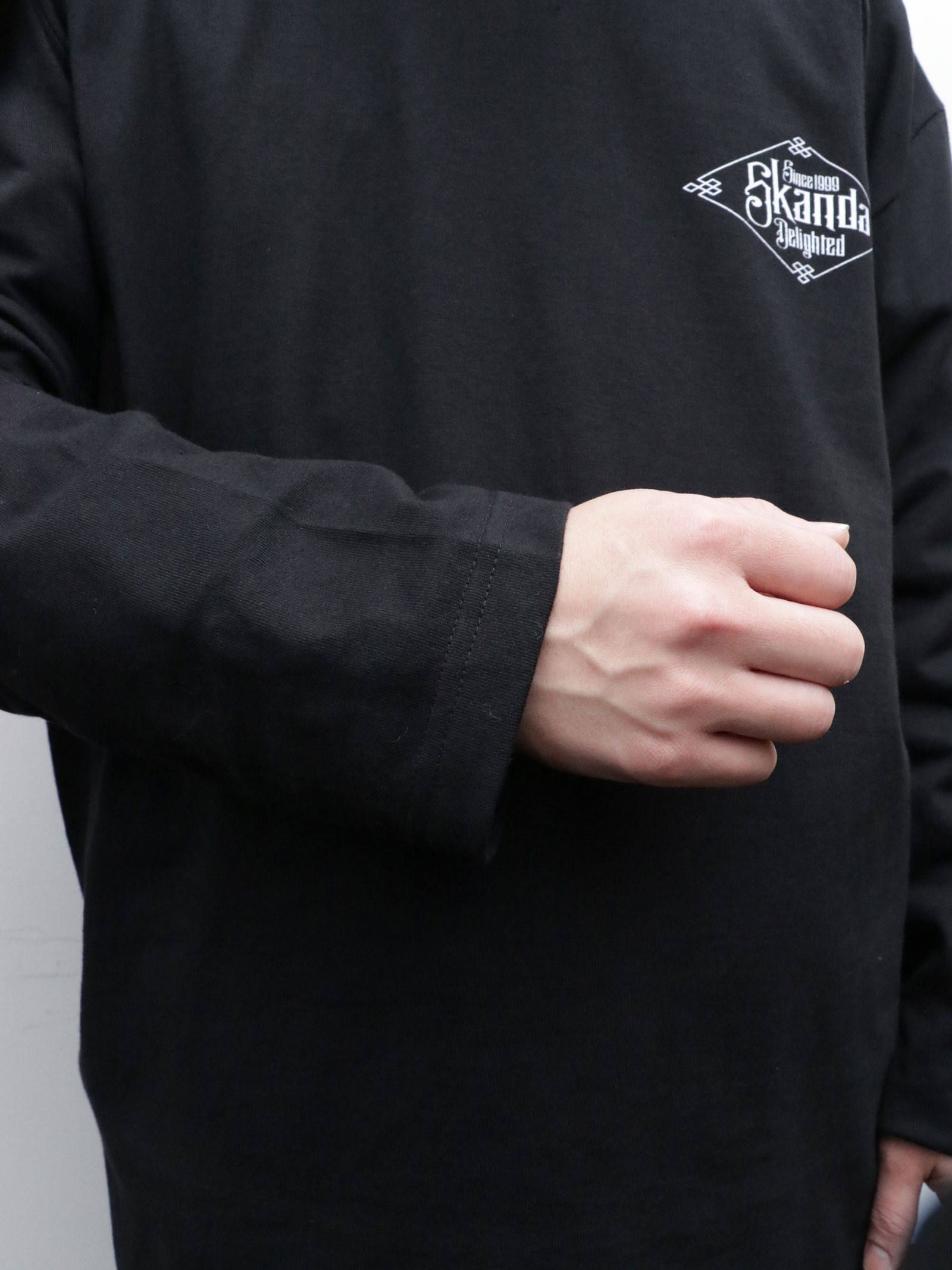 "ONEPERCENT LOCAL ART WORKS"BOXロゴロングスリーブTEE (ブラック) / モデル 身長170cm、体重56kg 着用 XL