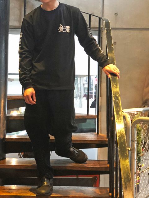 SKANDA ×HONEYCREWZ ロングスリーブTシャツ (ブラック) / SKANDA ×HONEYCREWZ  L/S TEE モデル 身長170cm、体重56kg 着用 M