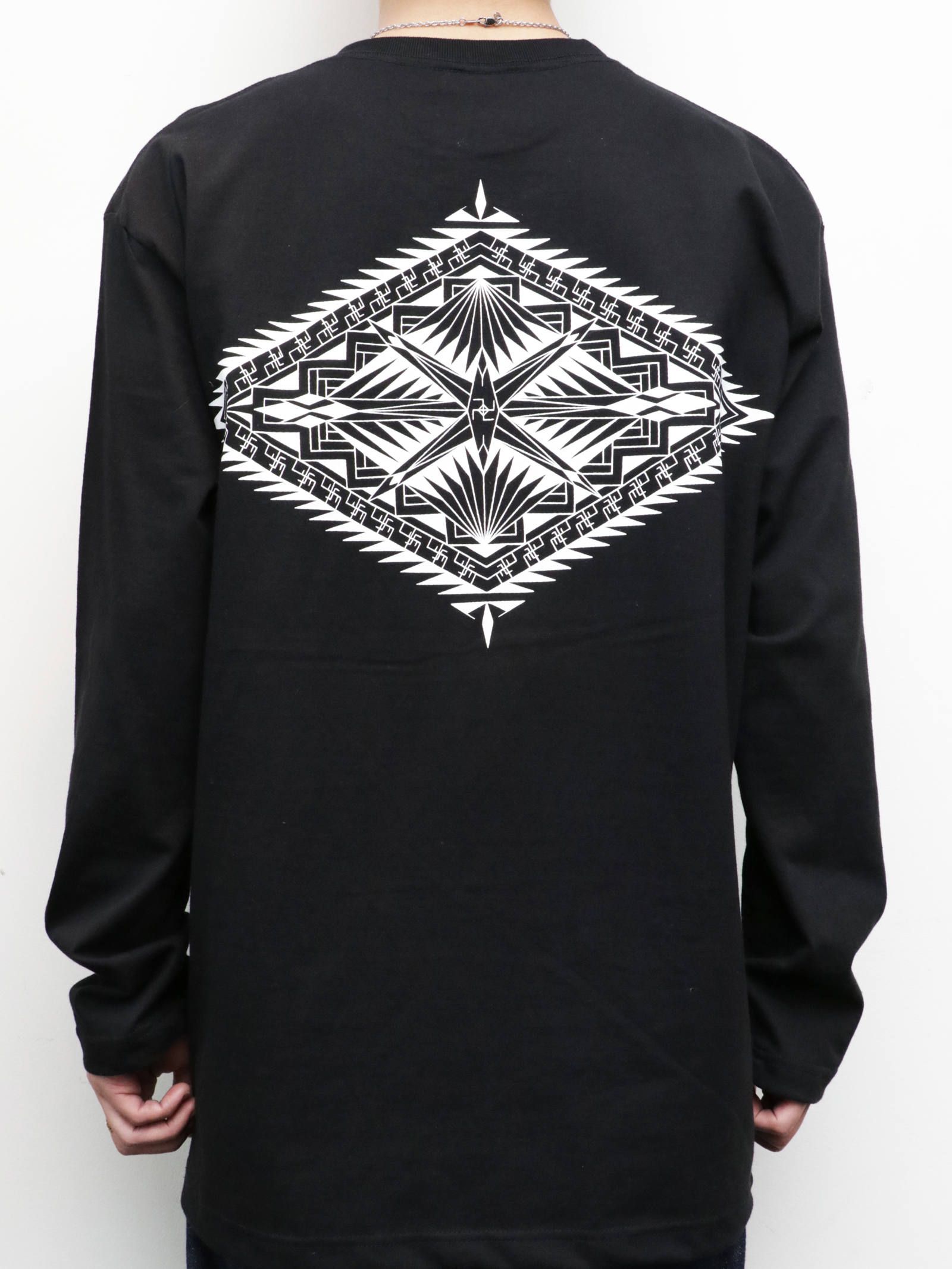 トライバルデザインロングスリーブTシャツ (ブラック) / TRIBAL DESIGN L/S-TEE (BLACK)