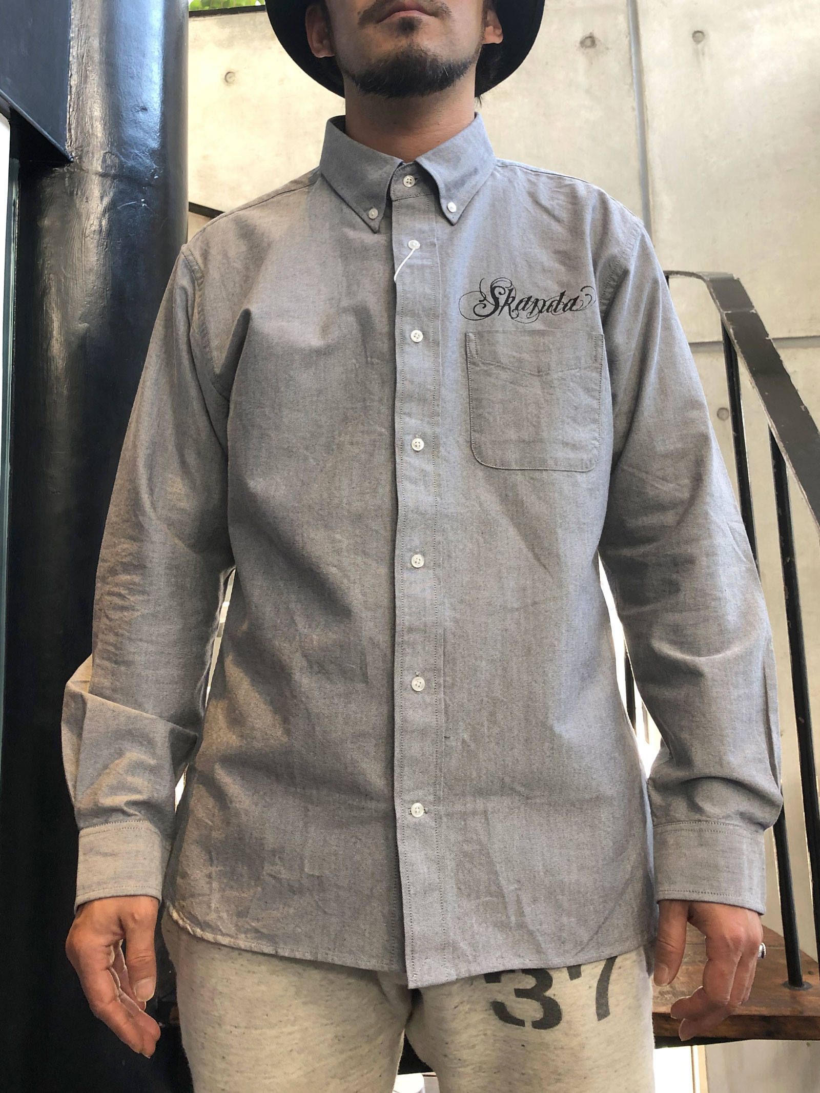 オックスフォードシャツ "ONEPERCENT LOCAL ART WORK" (グレイ) モデル【身長172cm、体重64kg 着用Lサイズ】