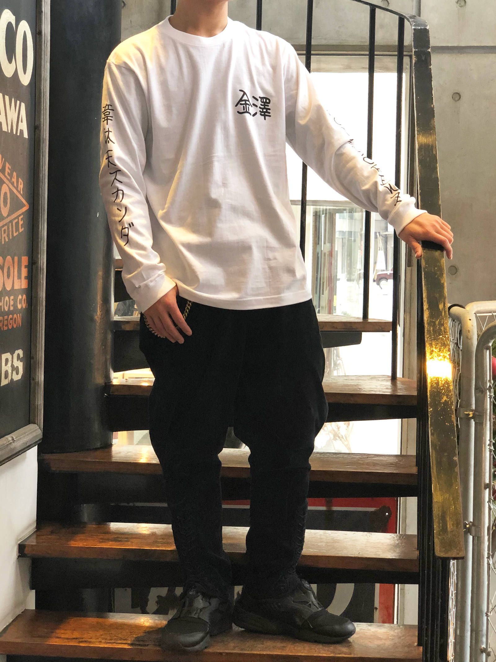 SKANDA ×HONEYCREWZ ロングスリーブTシャツ (ホワイト) / SKANDA ×HONEYCREWZ  L/S TEE (WHITE) モデル 身長170cm、体重56kg 着用 M