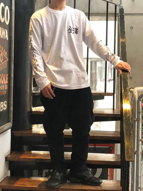 SKANDA ×HONEYCREWZ ロングスリーブTシャツ (ホワイト) / SKANDA ×HONEYCREWZ  L/S TEE (WHITE) モデル 身長170cm、体重56kg 着用 M