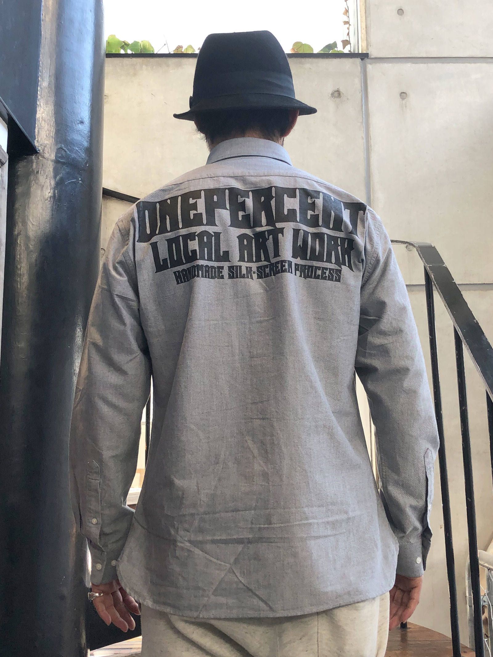 オックスフォードシャツ "ONEPERCENT LOCAL ART WORK" (グレイ) モデル【身長172cm、体重64kg 着用Lサイズ】