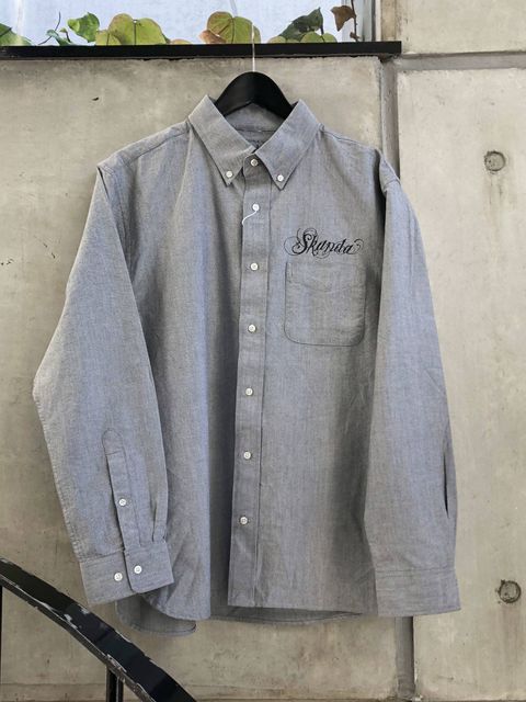 オックスフォードシャツ "ONEPERCENT LOCAL ART WORK" (グレイ) モデル【身長172cm、体重64kg 着用Lサイズ】