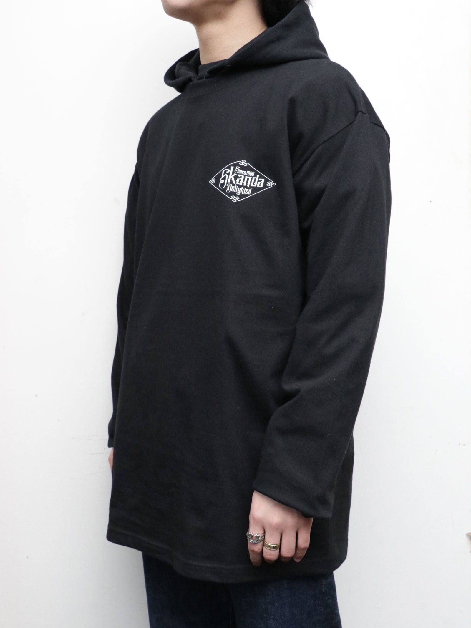 "SAVGE SQUAD"ロングスリーブTEE (ブラック) / モデル 身長170cm、体重56kg 着用 XXL