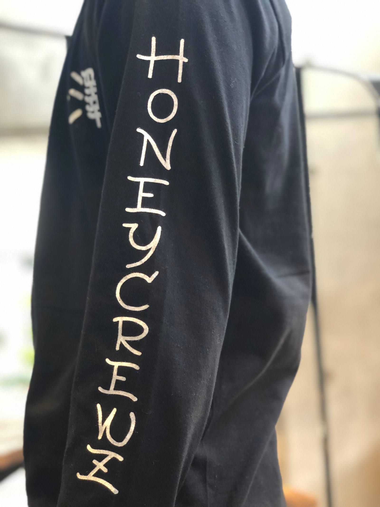 SKANDA ×HONEYCREWZ ロングスリーブTシャツ (ブラック) / SKANDA ×HONEYCREWZ  L/S TEE モデル 身長170cm、体重56kg 着用 M