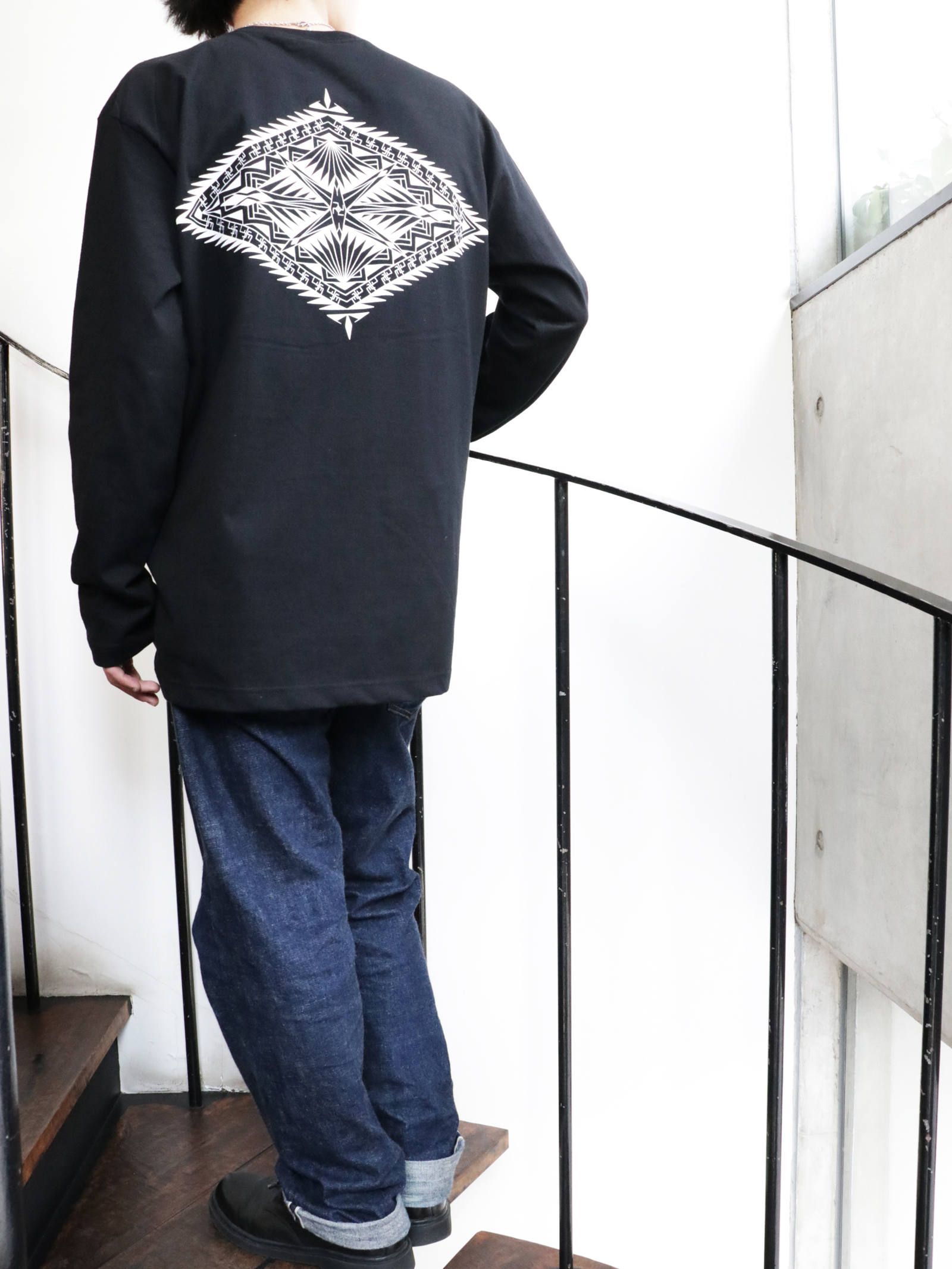トライバルデザインロングスリーブTシャツ (ブラック) / TRIBAL DESIGN L/S-TEE (BLACK)