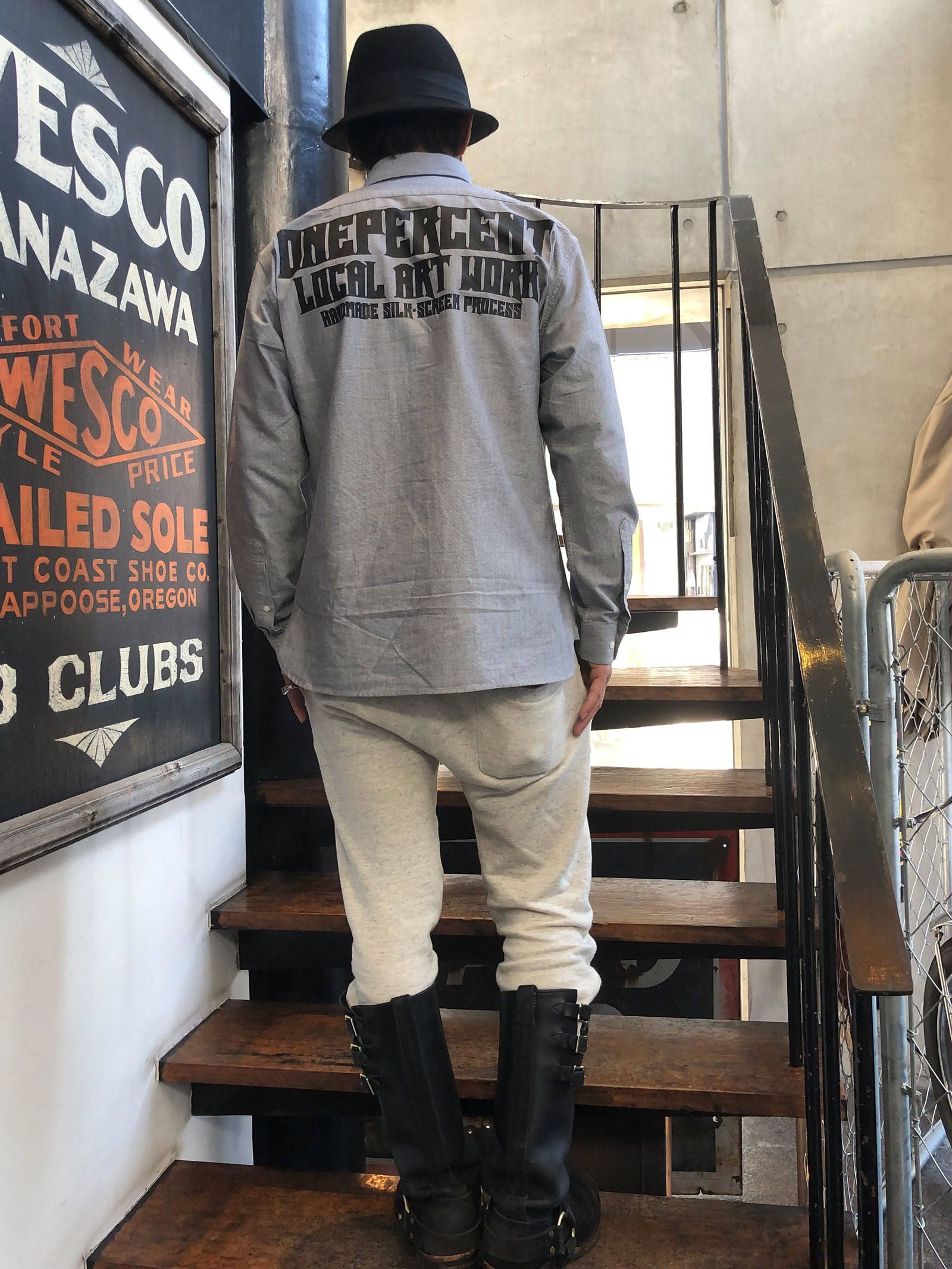 オックスフォードシャツ "ONEPERCENT LOCAL ART WORK" (グレイ) モデル【身長172cm、体重64kg 着用Lサイズ】