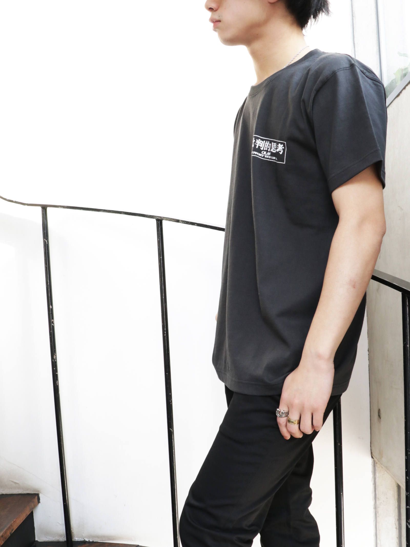 オリジナルTシャツ (批判的思考)(ブラック) / ORIGINAL TEE (BLACK)  モデル 身長170cm、体重56kg 着用 L