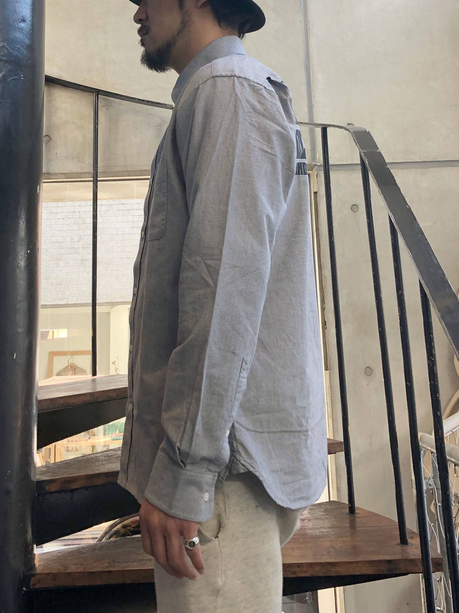 オックスフォードシャツ "ONEPERCENT LOCAL ART WORK" (グレイ) モデル【身長172cm、体重64kg 着用Lサイズ】