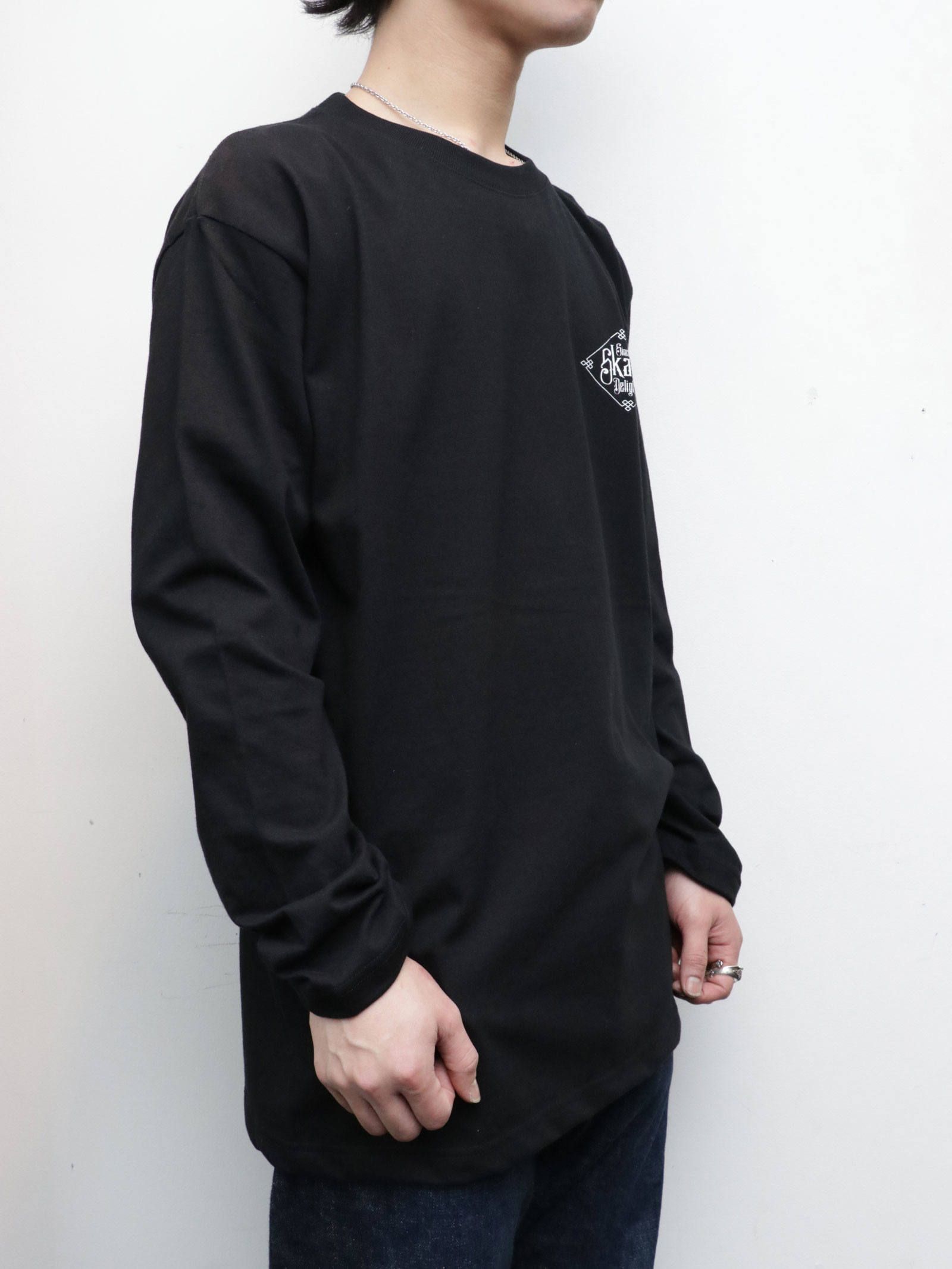 "ONEPERCENT LOCAL ART WORKS"BOXロゴロングスリーブTEE (ブラック) / モデル 身長170cm、体重56kg 着用 XL
