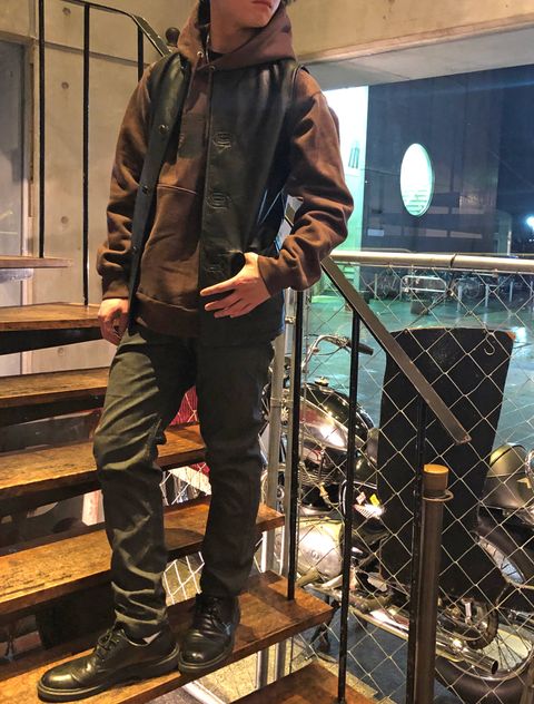 レザーベスト×プルオーバー 大人ストリートコーデ
