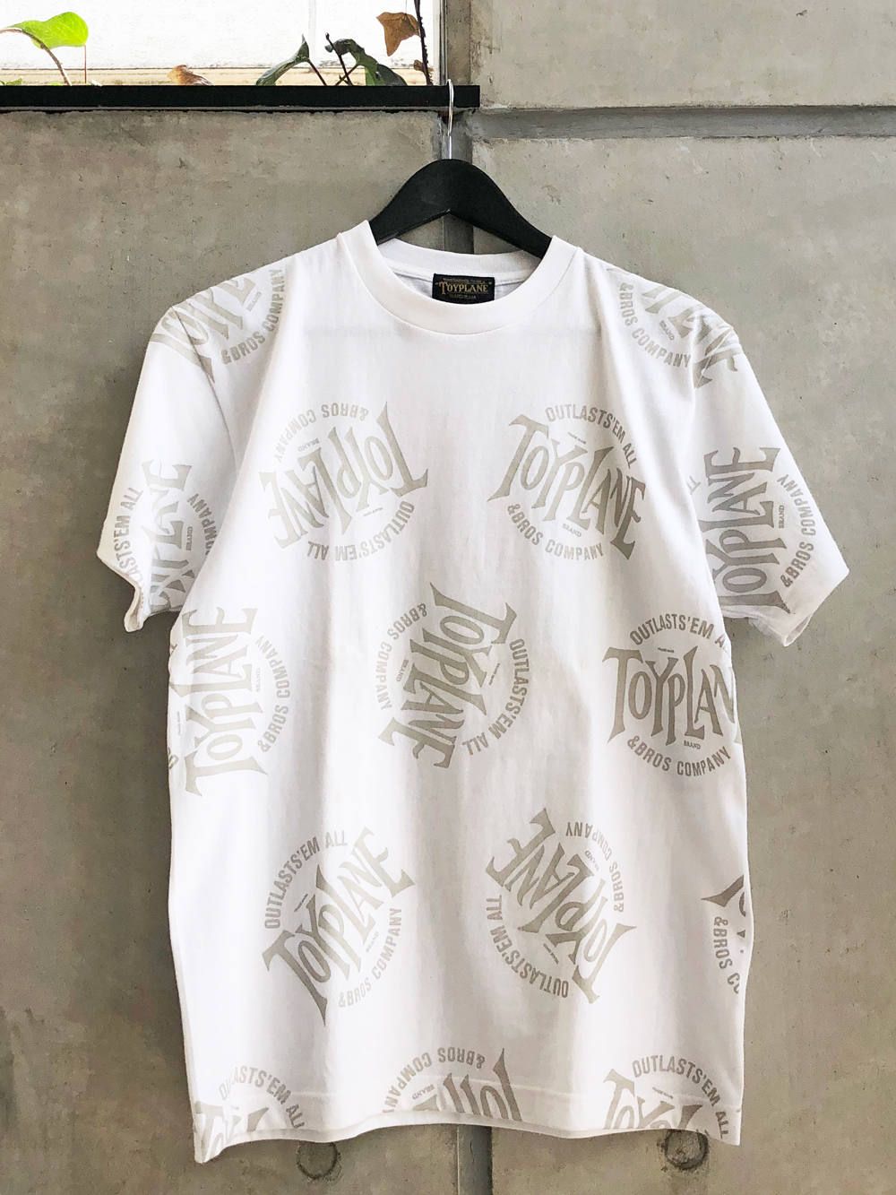 オールオーバーアウトラストTシャツ(ホワイト) / ALL OVER OUTLAST TEE (WHITE)