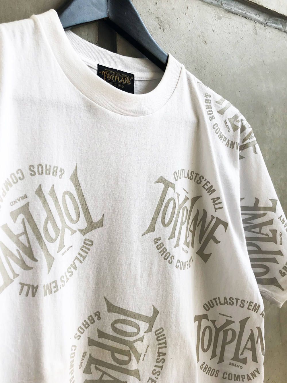 オールオーバーアウトラストTシャツ(ホワイト) / ALL OVER OUTLAST TEE (WHITE)
