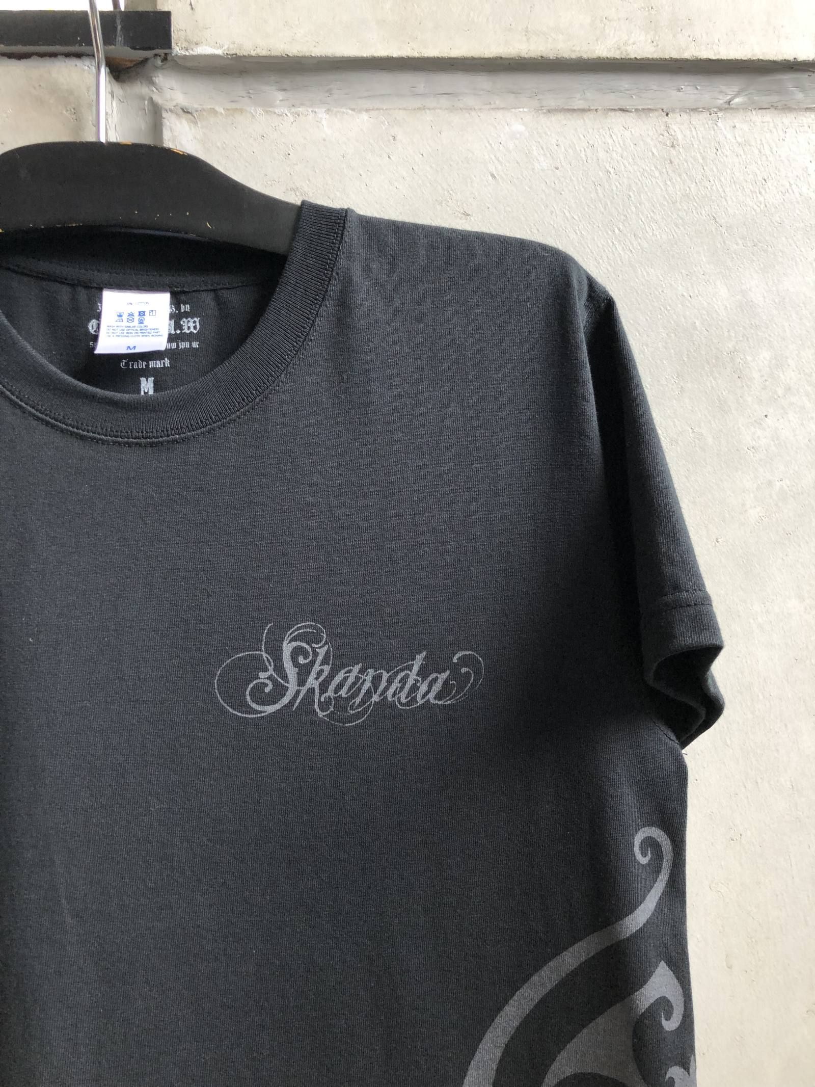 SKANDAオリジナルトライバルTシャツ (ブラック) / SKANDA ORIGNAL TRIBAL T-SHIRT (BLACK)