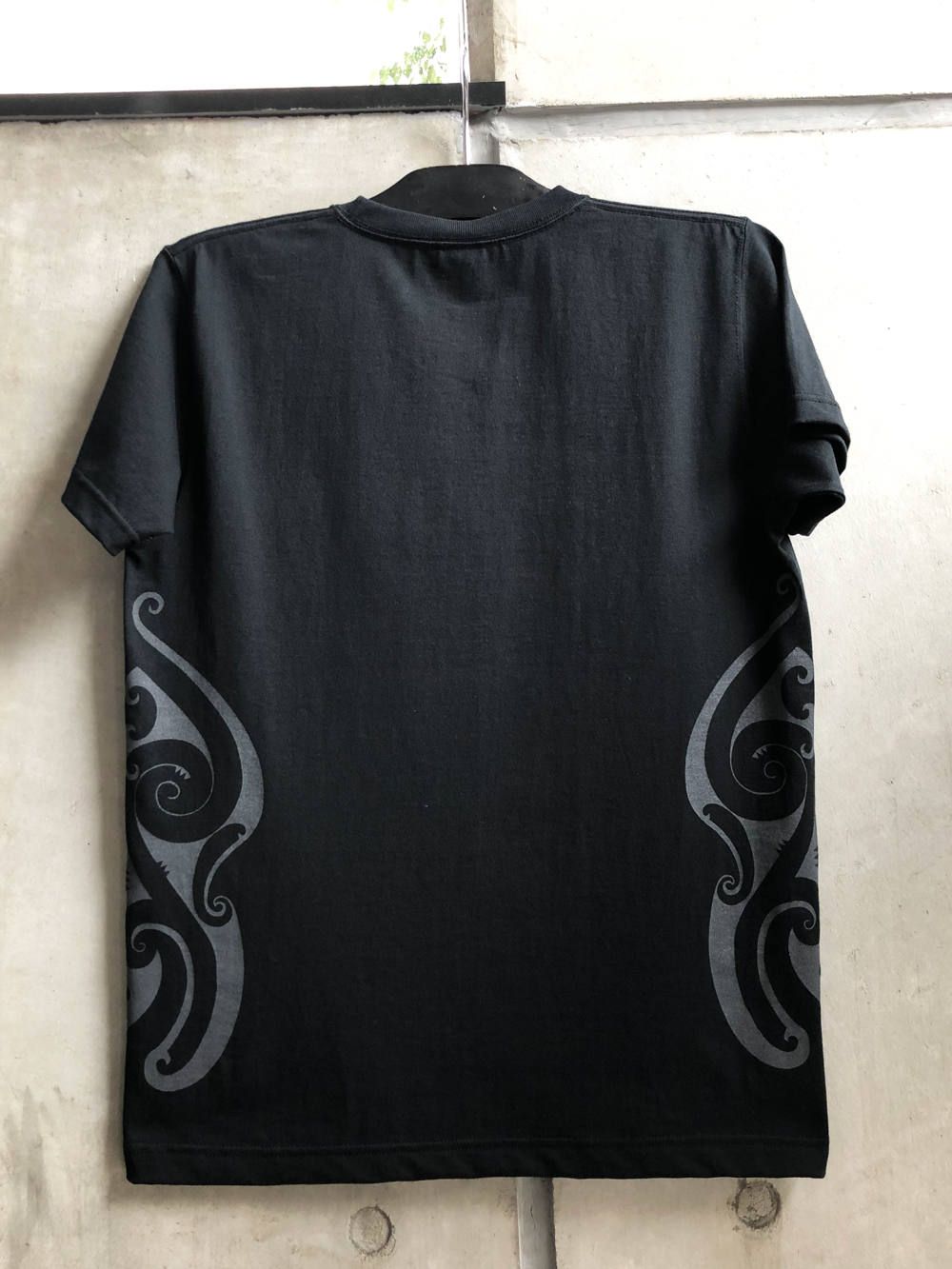 SKANDAオリジナルトライバルTシャツ (ブラック) / SKANDA ORIGNAL TRIBAL T-SHIRT (BLACK)
