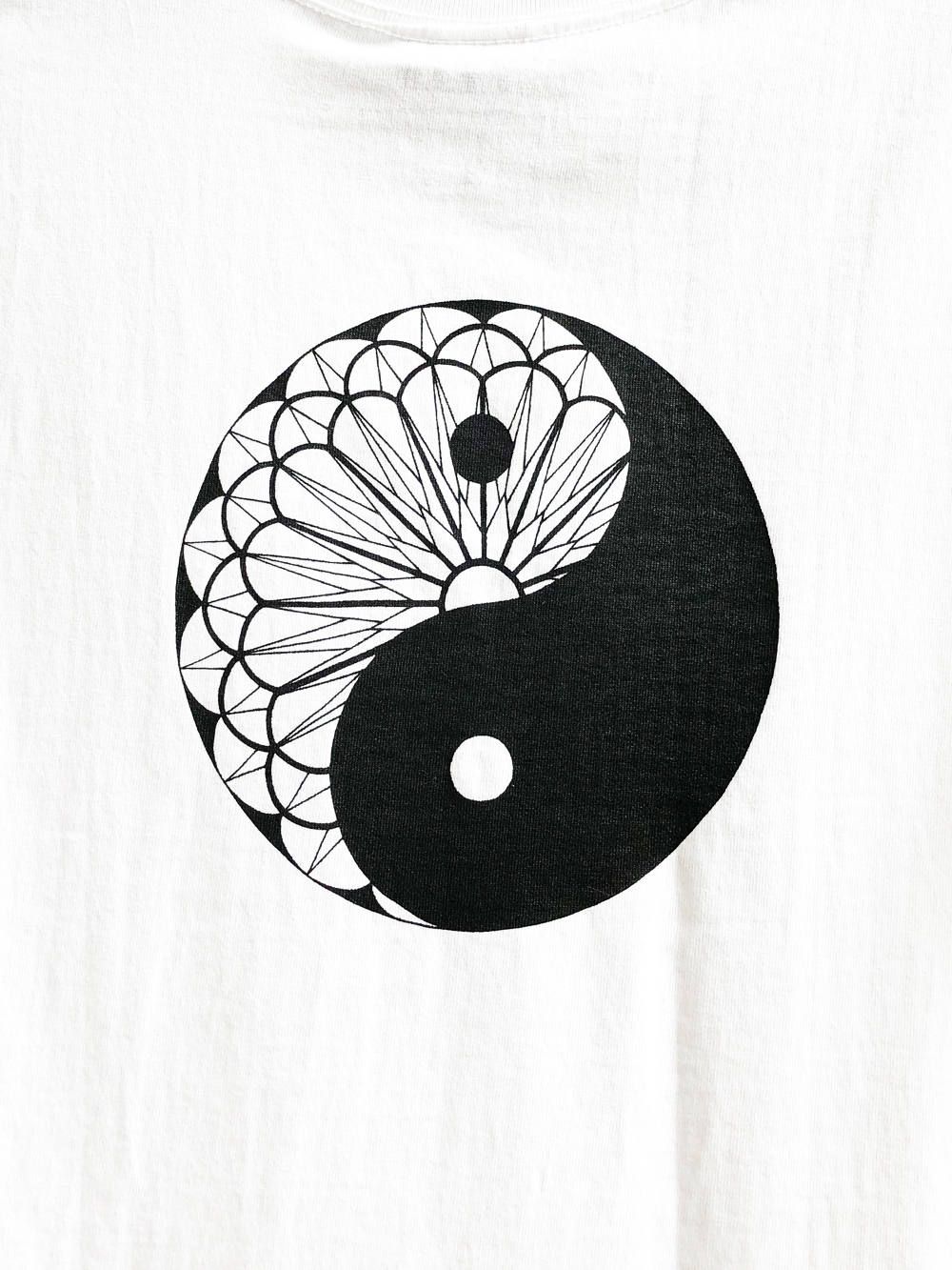 SKANDAオリジナル勾玉Tシャツ (ホワイト) / SKANDA ORIGNAL MAGATAMAT-SHIRT (WHITE)