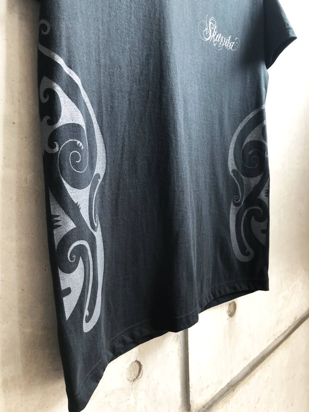 SKANDAオリジナルトライバルTシャツ (ブラック) / SKANDA ORIGNAL TRIBAL T-SHIRT (BLACK)