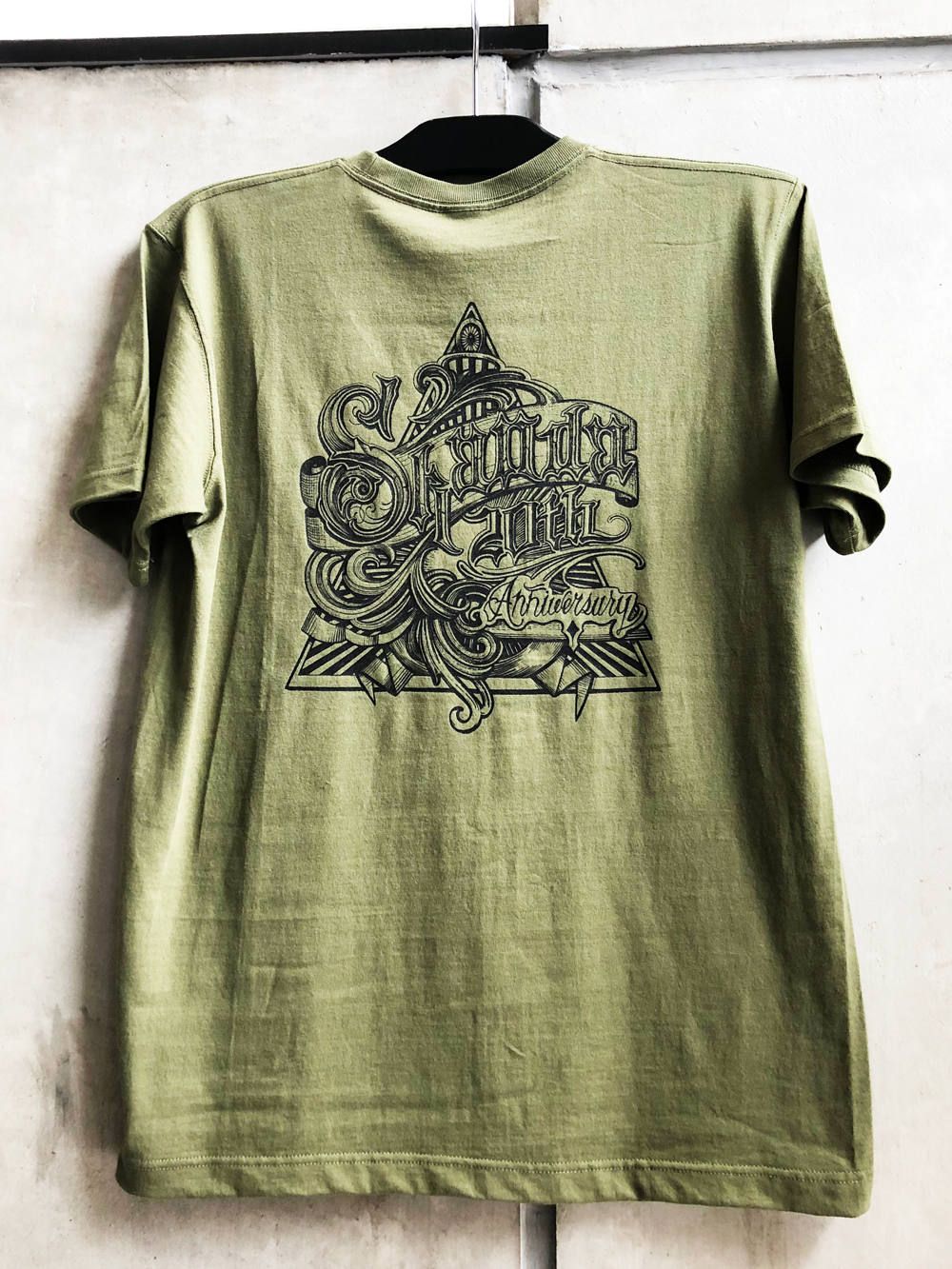 20周年オリジナルTシャツ (カーキー) / 20TH ANNIVERSARY ORIGNAL S/S TEE (KHAKI)