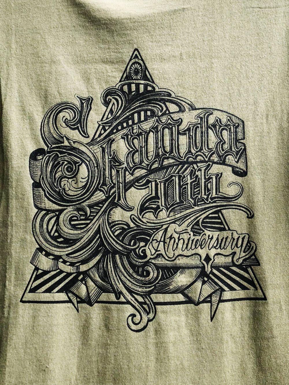 20周年オリジナルTシャツ (カーキー) / 20TH ANNIVERSARY ORIGNAL S/S TEE (KHAKI)
