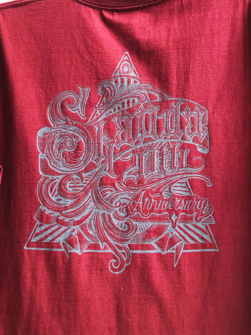 20周年オリジナルTシャツ (バーガンディー) / 20TH ANNIVERSARY ORIGNAL S/S TEE (BURGUNDY)