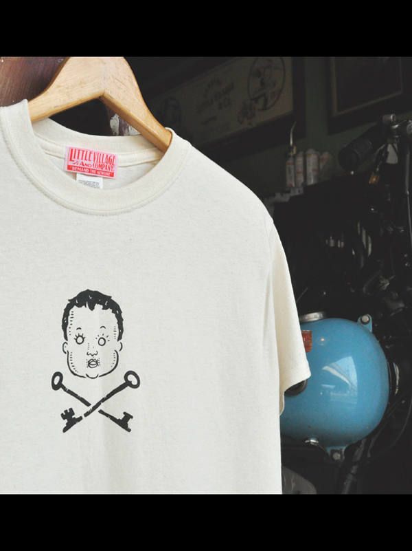 リトルビレッジ ベイビー Tシャツ (ホワイト) / "LITTLE VILLAGE & CO" LOGO TEE (WHITE)
