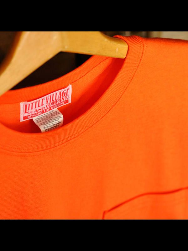 リトルビレッジ ロゴ Tシャツ (オレンジ) / "LITTLE VILLAGE & CO" LOGO TEE (ORANGE)