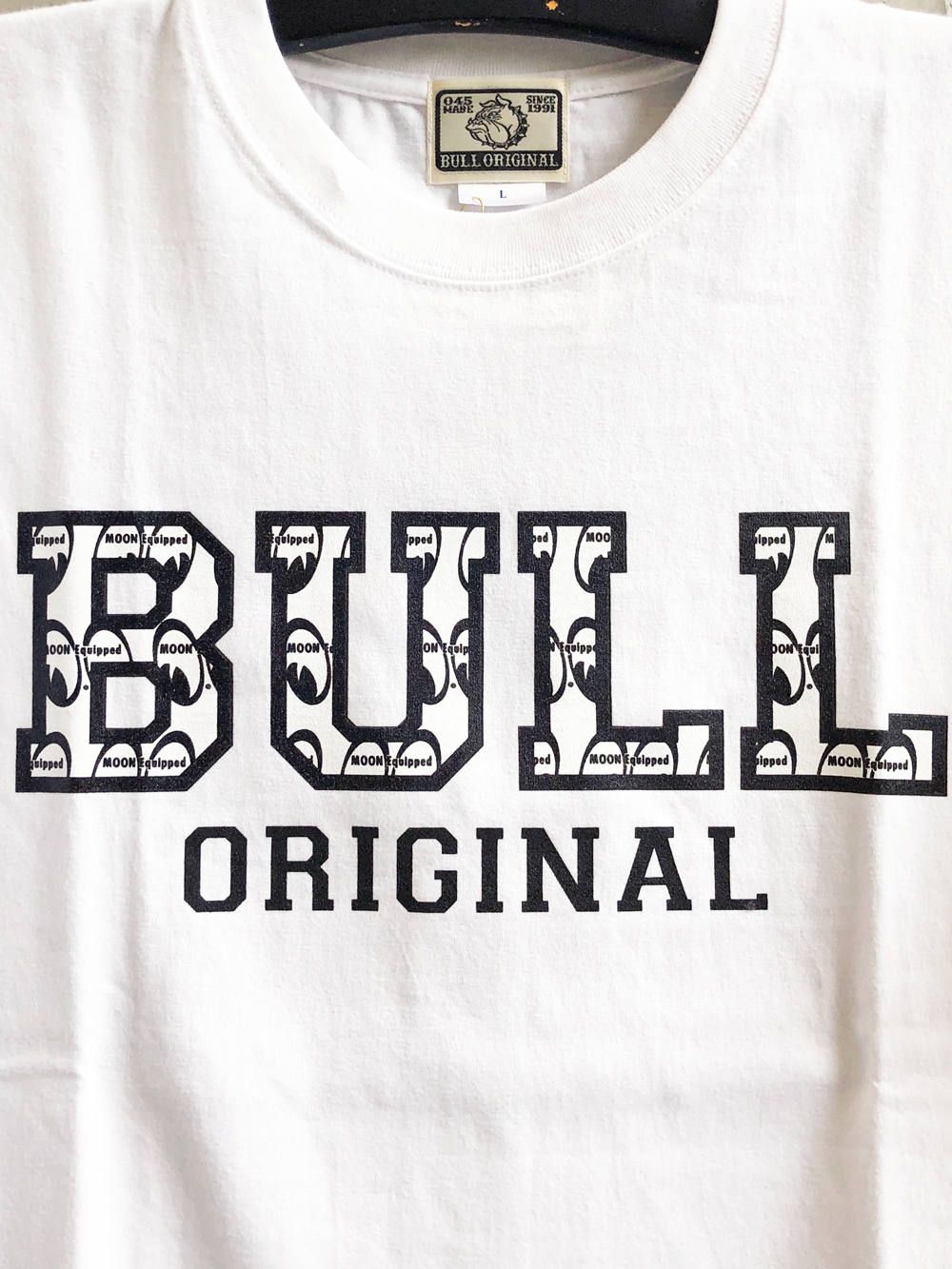 ムーンアイズ×ブルオリジナルTシャツ(ホワイト) / MOONEYES×BULLORIGINAL TEE (WHITE)