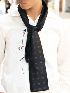 "Family Crest" Bandana Stole (Black)