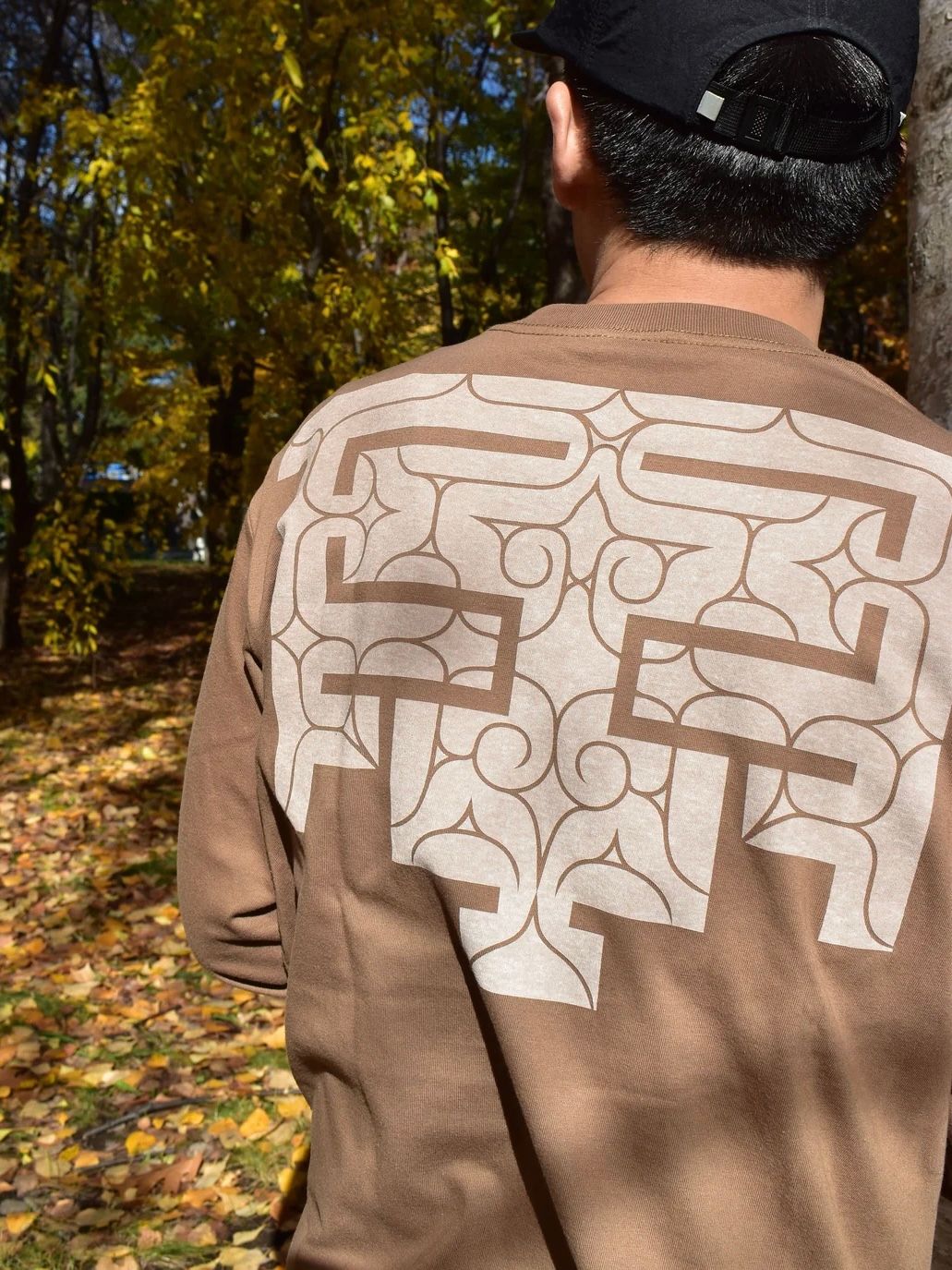 バックプリント長袖コットンTシャツ -cikarkarpe- (DARK CAMEL)