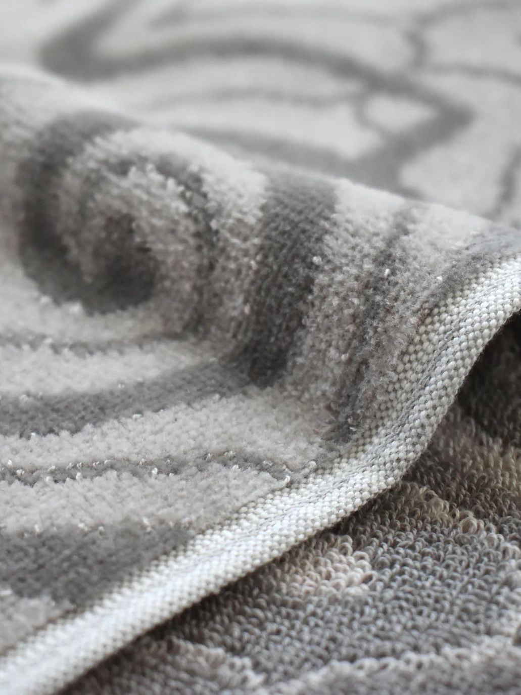 アイヌ文様の今治フェイスタオル (カパラミプ - ライトグレー×グレー)