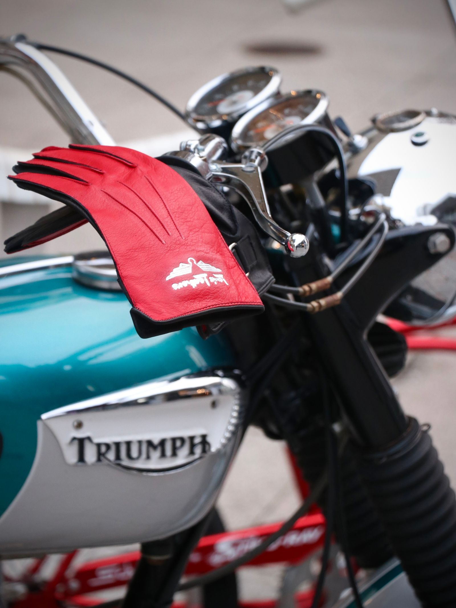 シンプルなライダーススタイルにグローブでアクセントを