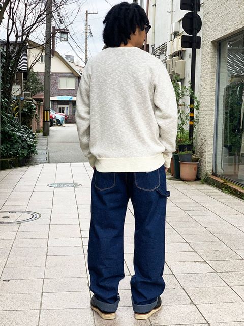 "春ニットをシンプルに着こなす"