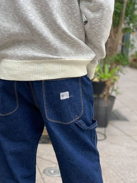 "春ニットをシンプルに着こなす"