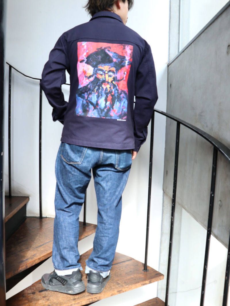 各所のアートワークを見せる カジュアルストリートスタイル