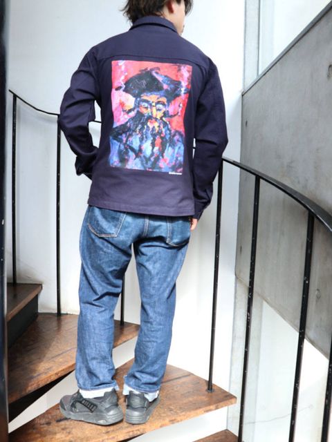各所のアートワークを見せる カジュアルストリートスタイル