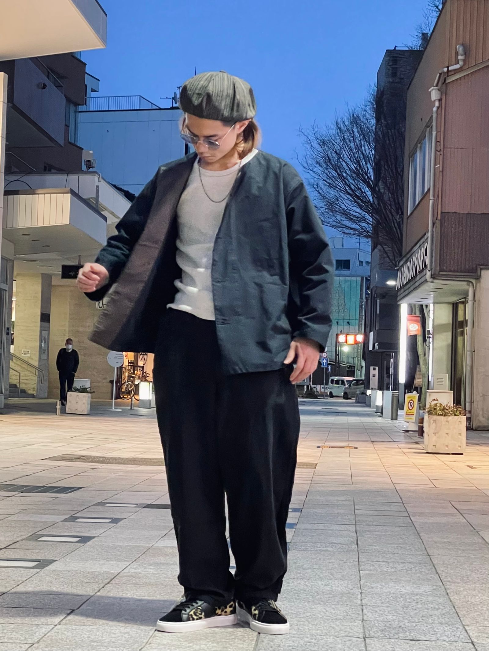 シンプルなアイテムもシルエットで遊ぶ