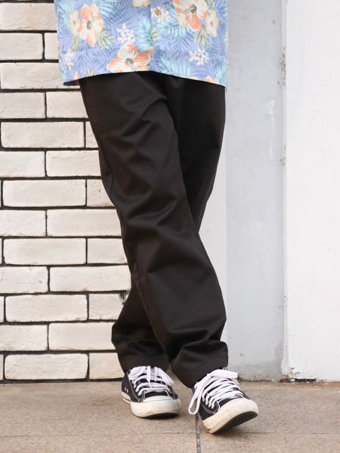 夏を纏う、柄シャツ一枚で涼しげなスタイル