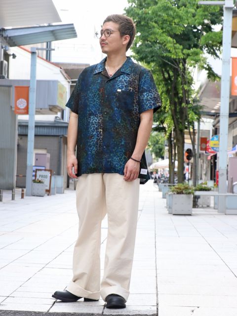 "今に着たい" レオパードシャツ×白パンでスタイリング