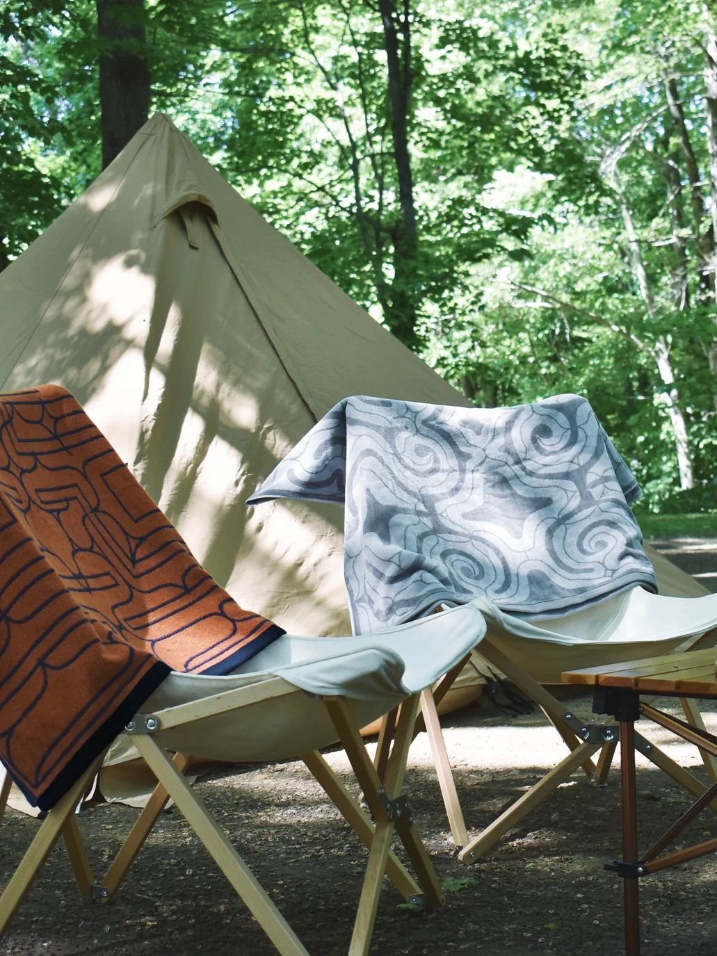 アイヌ文様の今治タオルブランケット (カパラミプ - ライトグレー×グレー)